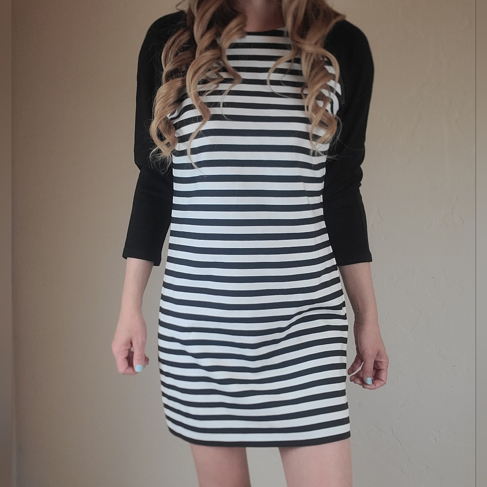 MICHAEL KORS Striped White And Black Womens Size 6 3/4 Sleeve Dress Zippered